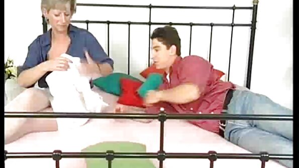 திவா உற்சாகமடைந்து அவளிடம் பதுங்குவதற்காக அண்டை வீட்டாரை படுக்கைக்கு அழைத்துச் செல்கிறாள்