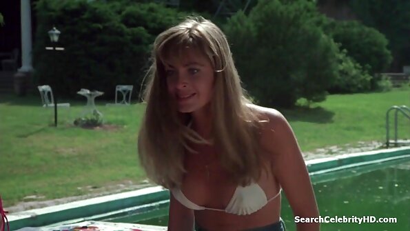 எம்மா ஹிக்ஸின் அழகான கழுதை ராபி எக்கோவின் கடினமான சேவலுடன் குத்தப்படுகிறது