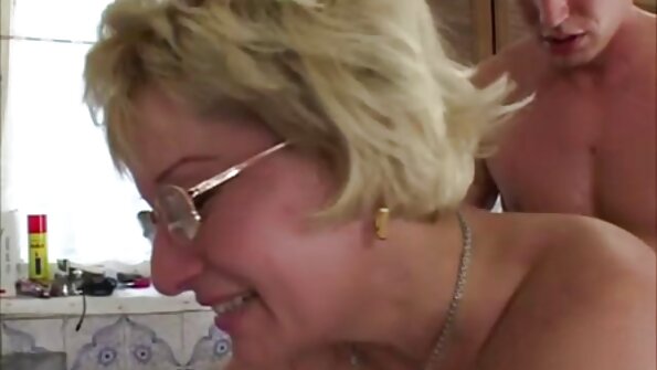 அருமையான பெண் மற்றும் அவளது காம காதலன் அவர்களின் செயலை புதைத்து படமாக்குகிறார்கள்