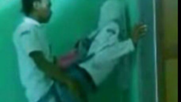 பெண்கள் ஒரு ஸ்ட்ரிப்பர் கம்பத்திற்கு அருகில் இருக்கிறார்கள், அவர்கள் ஒன்றாக குதிக்கிறார்கள்