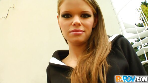 கை வசதியாக ஸ்டோர் ரூமில் பதின்ம வயதினருடன் அதை அனலாக மாற்றுகிறார்