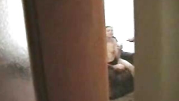 கை ஜப்பானிய குஞ்சின் புண்ணை ஈரமாக்க ஊதா நிற வைப்ரேட்டரைப் பயன்படுத்துகிறார்