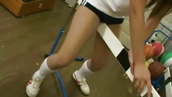 அவர் அழகான அலுவலக சேரிக்கு ஒரு வேலை இடைவெளி எடுக்கிறார்