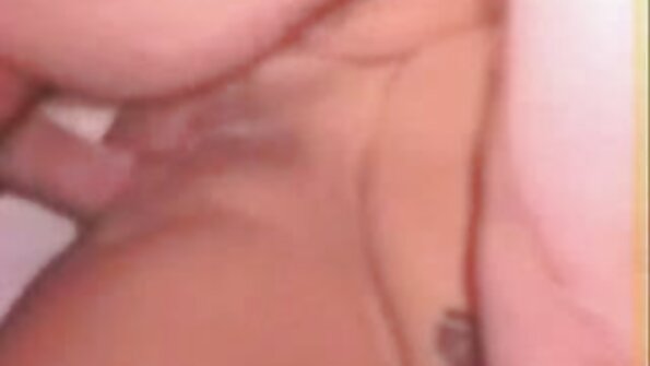 ட்ரெட்லாக்ஸுடன் கூடிய பெரிய கறுப்பு நண்பர் ஒரு அழகி கல்லூரி வேசியை புணர்கிறார்