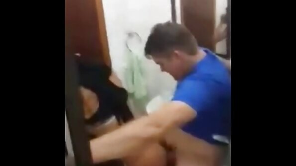 லத்தீனா பச்சை நிறப் போர்வையில் வண்ணமயமான கூந்தலுடன் அழகாக இருக்கிறது