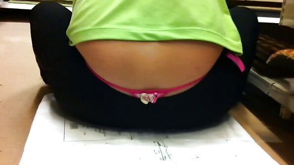 லத்தீனா தனது வரம்புகளை சரிபார்க்க விரும்புகிறார் மற்றும் BDSM இந்த விஷயத்தில் உதவுகிறது