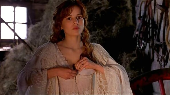 அழகான டூட்ஸிகள் ஈரமான பிளவுகளை வெளிப்படுத்துகின்றன மற்றும் மென்மையான மென்மையைத் தொடங்குகின்றன