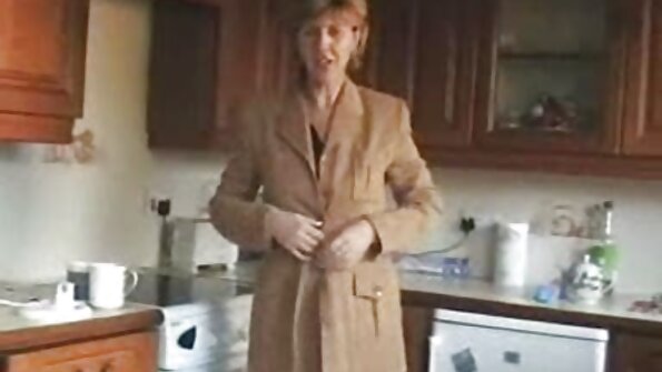 வேலையின் போது வீட்டை விட்டு வெளியேறியதற்காக குழந்தை பராமரிப்பாளரை மாஸ்டர் தண்டிக்கிறார்