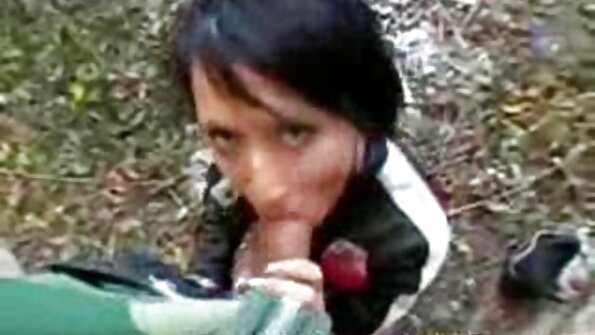 சோஃபாவில் ஸ்ட்ராபனுடன் பழைய வசீகரத்தால் மின்க்ஸ் மிகவும் கடினமாக உள்ளது