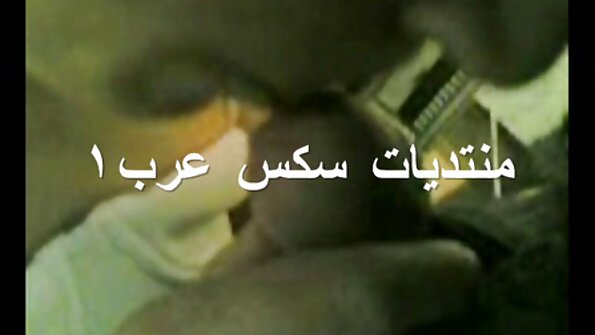 நண்பர் தனது டிக் வெளியே இழுத்து அவள் கழுதையில் ஒரு சூடான பொன்னிறத்தில் ஒட்டிக்கொண்டார்