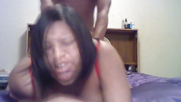 கருங்காலி ஃபக்கர் மற்றும் வெள்ளை எஜமானி குளத்தின் அருகே அழுக்கு வேலை செய்கிறார்கள்