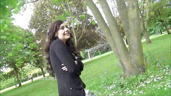 பெண் கேமராவுடன் இளைஞனுடன் வெவ்வேறு போஸ்களில் இணைகிறாள்