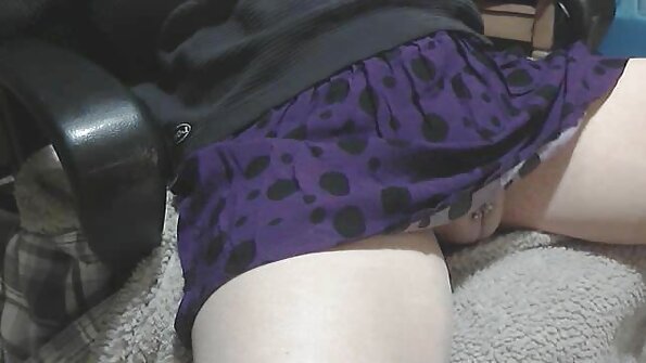 அழகான கருப்பு சேவல் கவர்ச்சியான பொன்னிற ஆசாமியை இடைவெளியில் வைத்திருக்கிறது