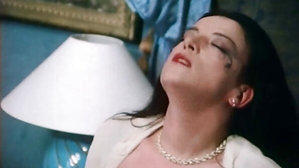 கருமையான கூந்தல் அழகு பின் சீட்டில் தனது இரட்சகருடன் உடலுறவு கொள்கிறது