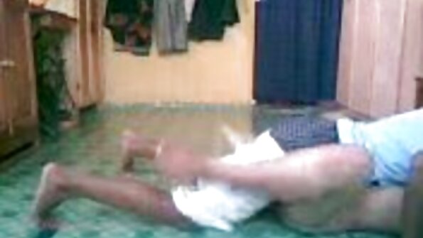 மருத்துவர் தனது பெரிய சேவல் மூலம் நோயாளியின் கழுதைக்கு சிகிச்சை அளிக்கிறார்