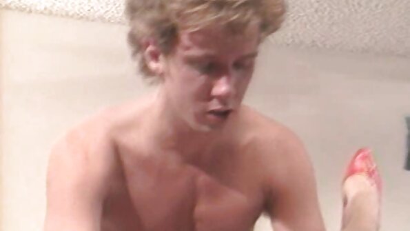 கவர்ச்சியான ஆசிய புஸ்ஸி பருவகால கூகரின் கவனத்தை ஈர்க்கிறது