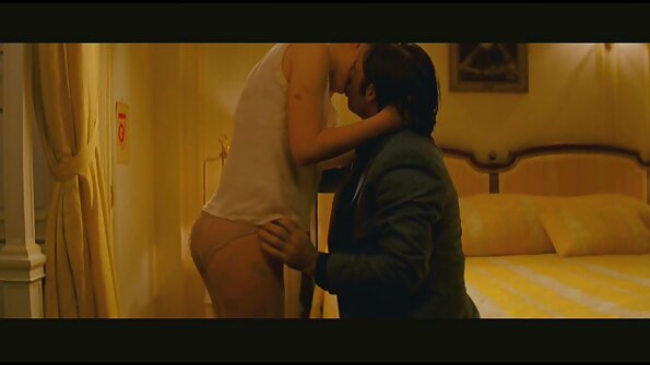 தாத்தா மற்றும் ஒரு வளைந்த டீன் அழகா அவனது படுக்கையறையில் புணர்கிறான்