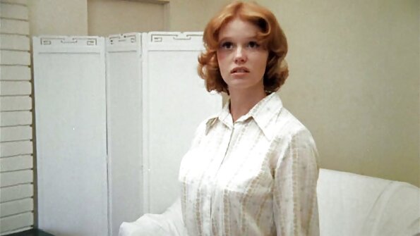 ஓட்டை நக்கும் லெஸ்பியன் பெண்கள் இனங்களுக்கிடையிலான இன்பங்களுக்காக முனகுகிறார்கள்