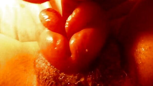 துணிச்சலான கொள்ளைக்காரன் அவனுடன் உடலுறவு கொள்ள அழகான செம்பட்டை கட்டாயப்படுத்தினான்