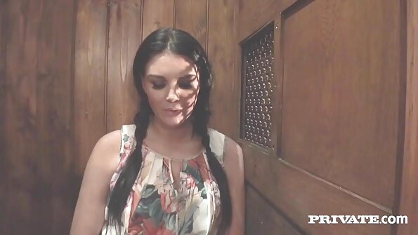 கிங்கி லெஸ்பியன்ஸ் இறங்க சூடான மெழுகு மற்றும் பெரிய டில்டோக்களுடன் விளையாடுகிறார்கள்