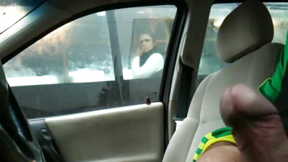 முத்தமிடக்கூடிய மின்க்ஸ் ஒரு கொம்பு வயதான பரத்தையால் மோசடி செய்யப்படுகிறது