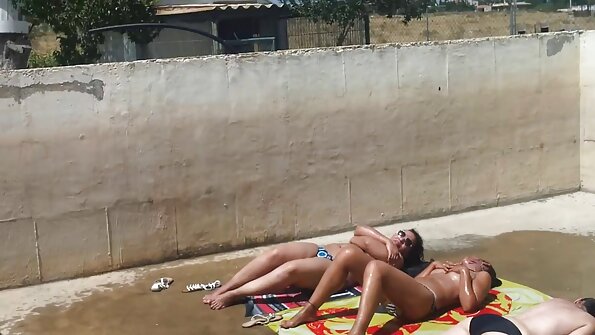 அழகான புன்னகை மற்றும் தாகமாக இருக்கும் பெண்மணி ஒரு தனி நிகழ்ச்சியை செய்கிறார்