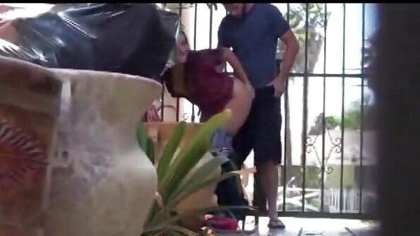 வளைந்த பொன்னிற தேவதை மிகவும் மகிழ்ச்சியுடன் ஒரு தடிமனான இறைச்சி கம்பத்தில் சவாரி செய்கிறார்