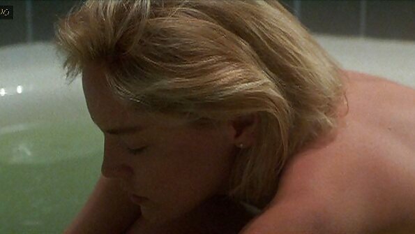 திறமையான பரத்தையர் தனது கறுப்பு மனிதனுக்கு ஆழமான தொண்டைக் குதறல்