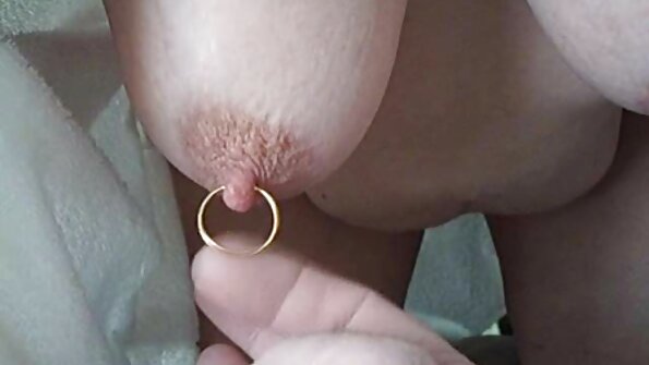 இயக்குனர் ஜானி டார்கோ மாடல் கியா டெர்சாவை கழுத்தில் துளையிடுகிறார்