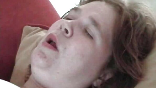 அழகான அழகி பெண் அடர்த்தியான சேவல் கொண்டு அடைக்கப்படுகிறாள்