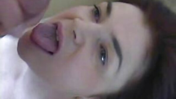 அவளுடைய குறைபாடற்ற கழுதை மிகச்சிறந்த வழியில் காட்டப்பட்டது