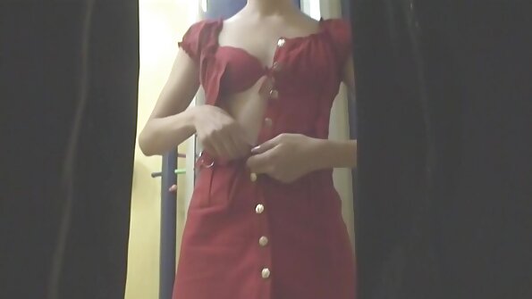 லத்தீனா நாட்டிய ராணியும் அவளது நண்பரும் மெல்ல தங்களை முத்தமிடுகிறார்கள்