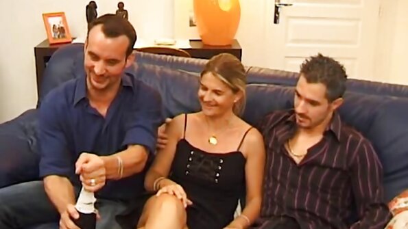 கவர்ச்சியான கண்ணாடிகளுடன் வளைந்த பிட்ச் ரியோ மிகவும் மகிழ்ச்சியுடன் ஒரு பெரிய டிக் சவாரி செய்கிறது