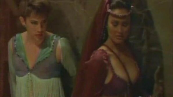 தொங்கிய சக ஊழியரால் கடினமாக துளையிடப்பட்ட பெரிய மார்பகங்களுடன் சூடான பொன்னிறம்