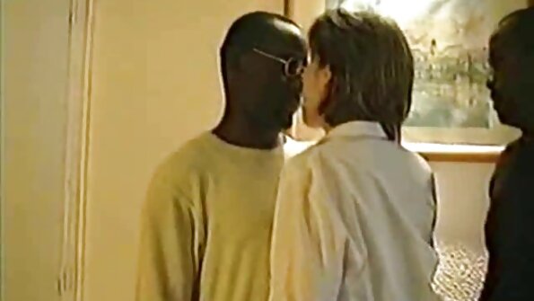 ஊசலாட்டத்துடன் கூடிய கருங்காலி குழந்தை பழைய ஸ்டட் மூலம் மோதியது