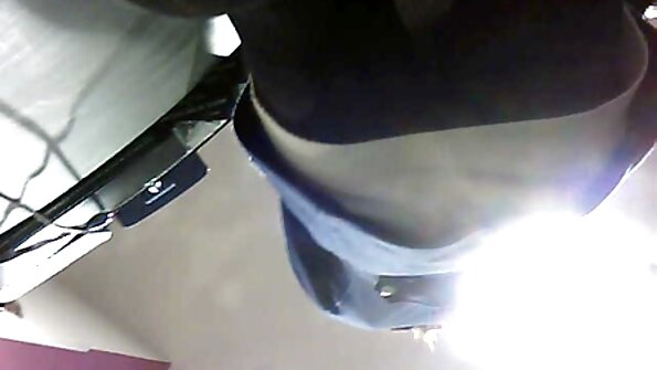 போலி மார்பகங்கள் குழந்தை ஒரு பெரிய சேவல் மீது அவளது குஞ்சைப் பதித்து சவாரி செய்கிறது