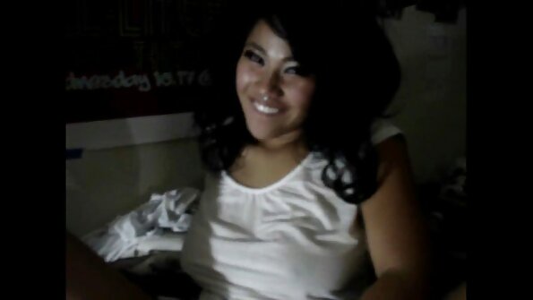 சூடான மற்றும் அழகான பெண் தன் கால்களை விரிக்கிறாள், அவள் அங்கே தள்ளப்பட்டாள்