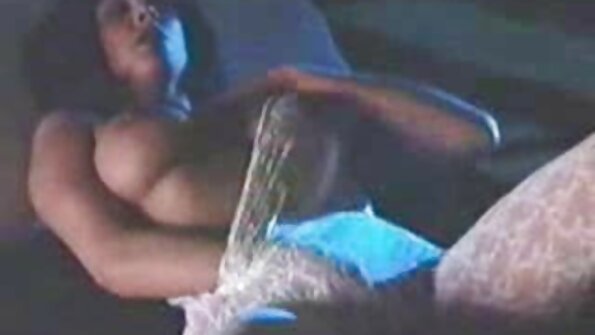 ஒரு பெரிய முதுகில் பச்சை குத்தப்பட்ட சூடான குஞ்சு மசாஜ் மேஜையில் அன்பை உருவாக்குகிறது