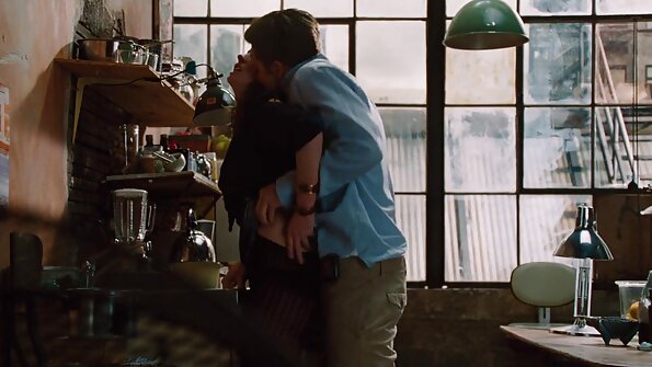 சூடான காகம் கொண்ட யூரோ பெண் உடல் முழுவதும் எண்ணெயால் மூடப்பட்டிருக்கும்