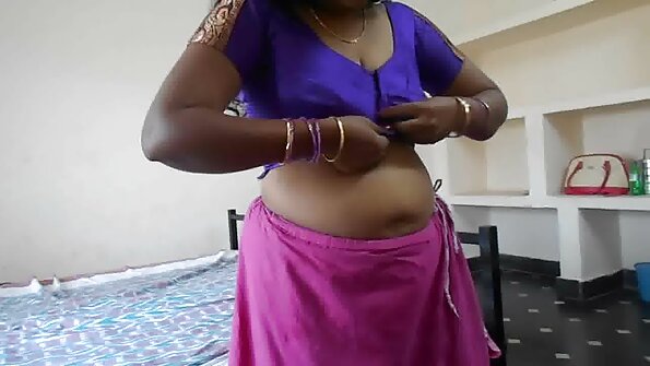 மடிக்கப்பட்ட குழந்தை கிறிஸ்டி மேக் தனது பெரிய கழுதையை இடித்து காட்டியது