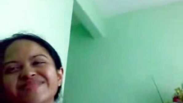 அண்டை வீக்கத்தின் மேல் வளைந்த அழகி மிகவும் வேடிக்கையாக உள்ளது