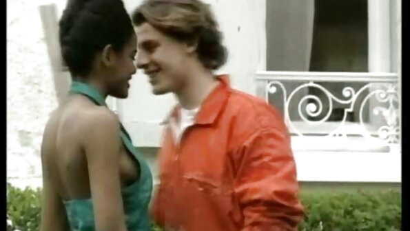 பாதுகாப்பற்ற பெண் ஜெஸ்ஸி செயிண்ட் பராமரிப்பாளர்களின் வீட்டில் கடுமையாக திணறினார்