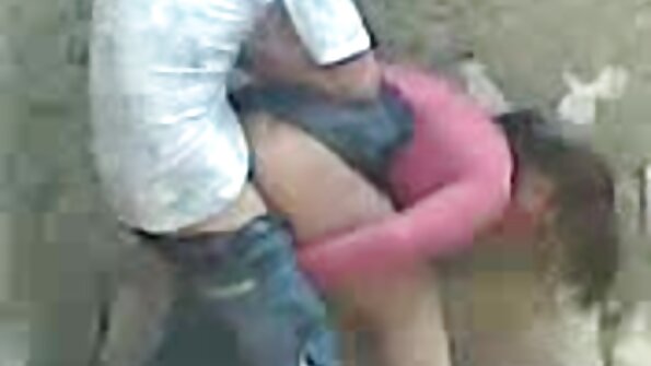 பெண் வளைவான தேவதை தரையில் படுத்து அவளை நக்கிறாள்