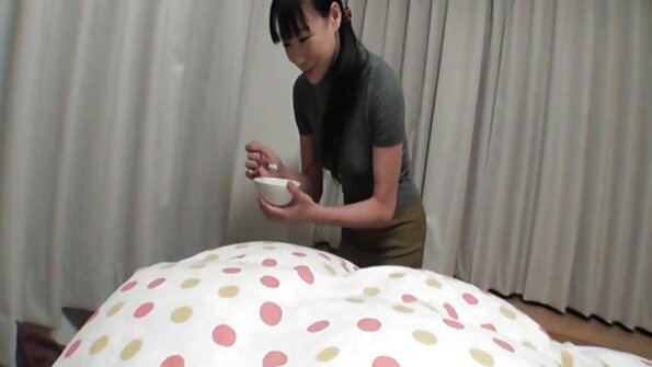 அழகான ஆபாச நடிகர் ஒரு அற்புதமான பொன்னிற சேட்டையை மிகவும் கடினமாக ஆக்குகிறார்