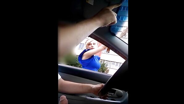 அப்பாவி வாலிபன் தனது கழுதையை முதல் முறையாக விட்டுவிடுகிறாள்