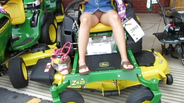 லத்தீனா துப்புரவு பெண் குளியலறையில் தனது பெரிய டிக் உறிஞ்சும்