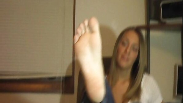 மசூர் இளம் கொலினுக்கு ஓய்வெடுக்க உதவுகிறார், மேலும் அவருக்கு தனது போனரில் சவாரி செய்கிறார்