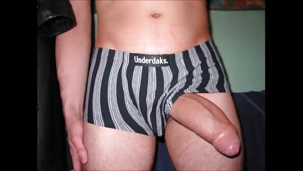 முதிர்ந்த லெஸ்பியன் கன்னியாஸ்திரி ஒரு அழகான இளம் பெண்ணை உணர்ச்சிவசப்படுகிறார்