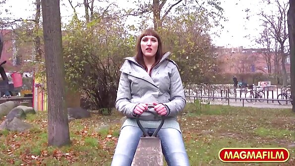 திகைப்பூட்டும் பொன்னிறம் டிக் உறிஞ்சுவதை விரும்புகிறது மற்றும் அவளது புண்ணை அடித்தது