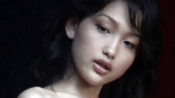 அவள் ஈரமான பிளவுக்குள் ஒரு மெல்ல எடுத்துக்கொண்டிருக்கையில் பெண்கள் டிட்ஸ் குதித்துக்கொண்டிருக்கிறார்கள்